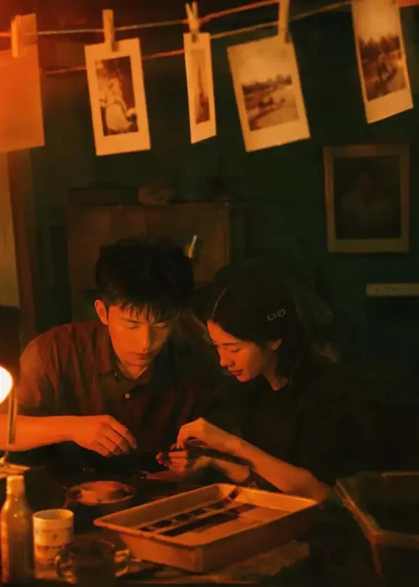 短剧《胶片时代：我们的爱情没剪完》复古胶片海报，暗房中并肩整理胶片的恋人